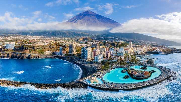 El lugar que inventó el turismo en Canarias: playas volcánicas, jardín botánico y clima de eterna primavera