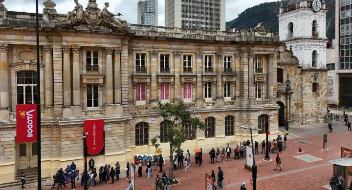 La Bienal Internacional es el parche imperdible de estos meses en Bogotá: plazoletas llenas de arte, obras, exposiciones y más