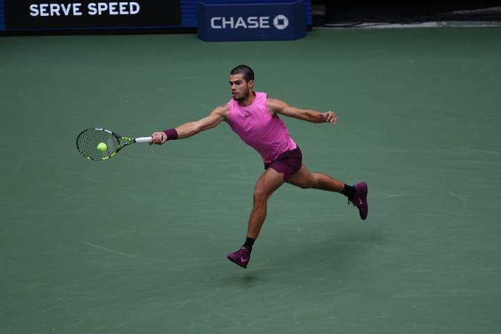Alcaraz aplasta a Djokovic y alcanza la final del US Open