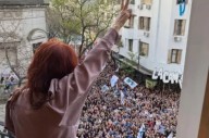 Cristina salió al balcón para celebrar el rechazo del veto de Milei: "El pueblo no cambia de ideas"
