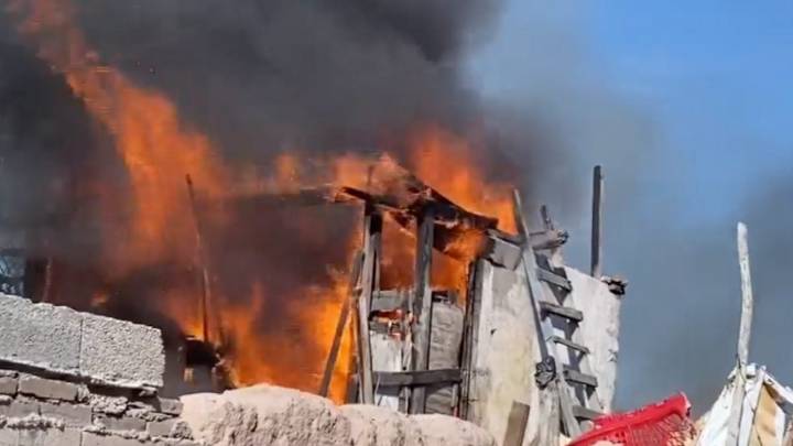 Fuerte incendio en la colonia González Norte; arde cuarto de hecho de madera