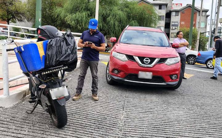 Camioneta choca contra moto en zona Cumbres de Monterrey; hay una mujer lesionada