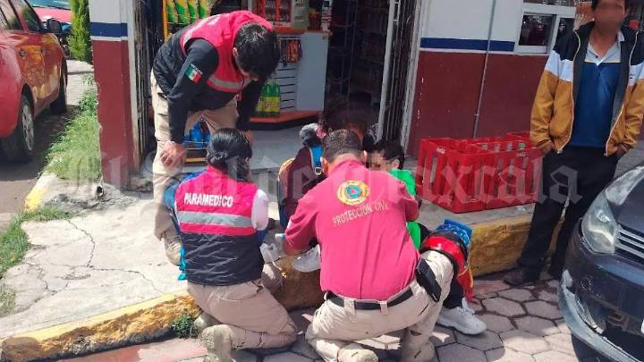 Tremendo susto para madre e hijo tras accidente en moto, en Contla