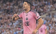 Luis Suárez reconoce error y pide perdón por escupir a rival en la Leagus Cup; "Me equivoqué"
