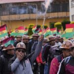Mineros de Bolivia marchan en demanda de acciones...