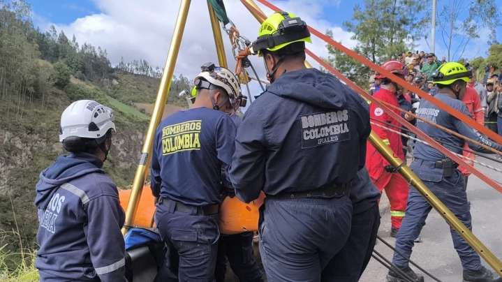 Bomberos de Ipiales y Potosí recuperan cuerpo de hombre que cayó al río Güáitara