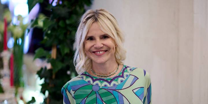 Eugenia Martínez de Irujo (56) tiene el truco definitivo para elevar el vestido camisero más original y colorido de su armario