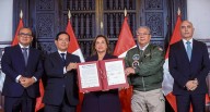 Dina Boluarte firma convenio para reconstruir El Frontón