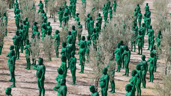 Spencer Tunick homenajea a Andalucía con un desnudo masivo y verde en Granada