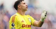 Dibu Martínez brilló con dos atajadas tremendas y la valla invicta en su regreso al arco de Aston Villa