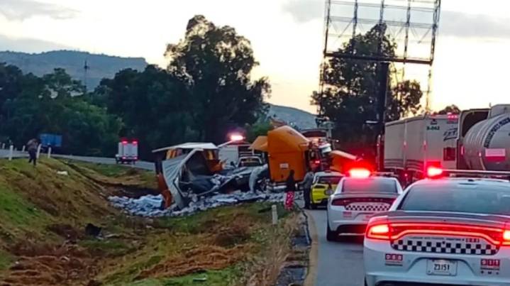Tráiler cargado con latas de cerveza vuelca en la autopista México