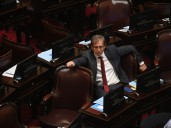 El jefe del bloque radical en el Senado confirmó que tienen los votos para rechazar el veto de Javier Milei a la ley de reparto de ATN