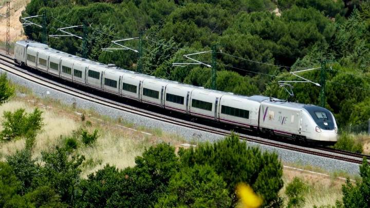 Suspendidos los trenes AVE entre Madrid y Barcelona por un incendio próximo a la vía