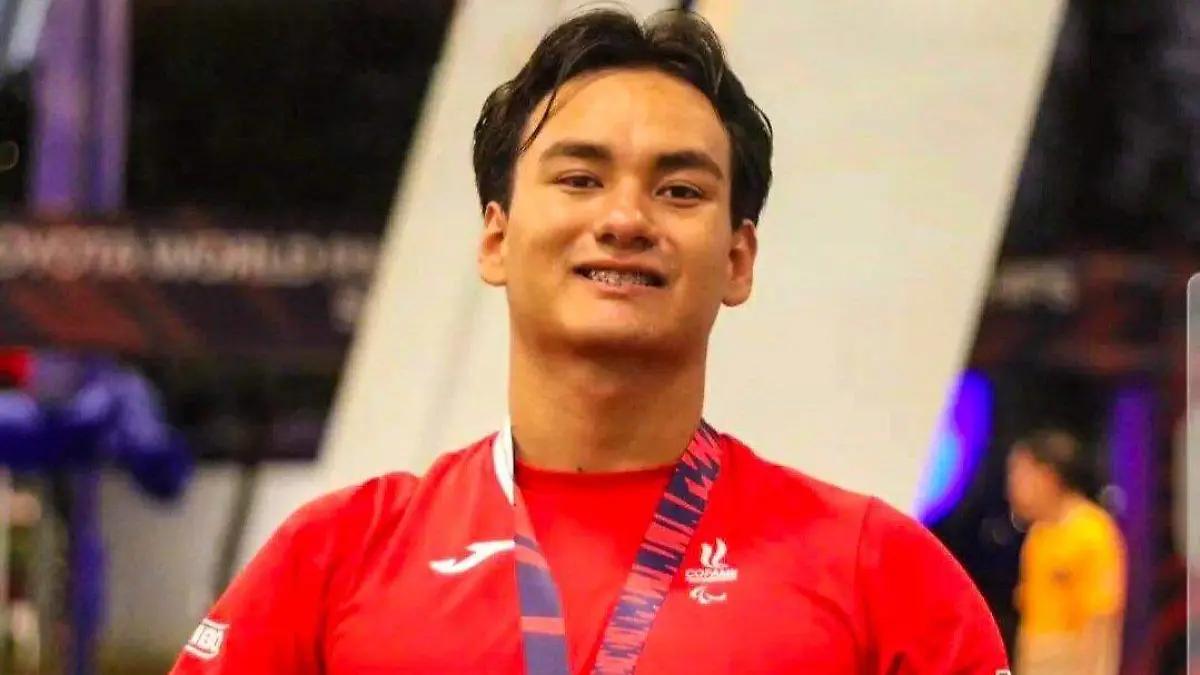Ángel Camacho debuta en Singapur 2025 con medalla de bronce