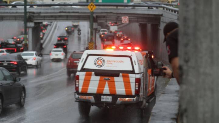 Intensas lluvias provocan el cierre de estas vialidades en Monterrey