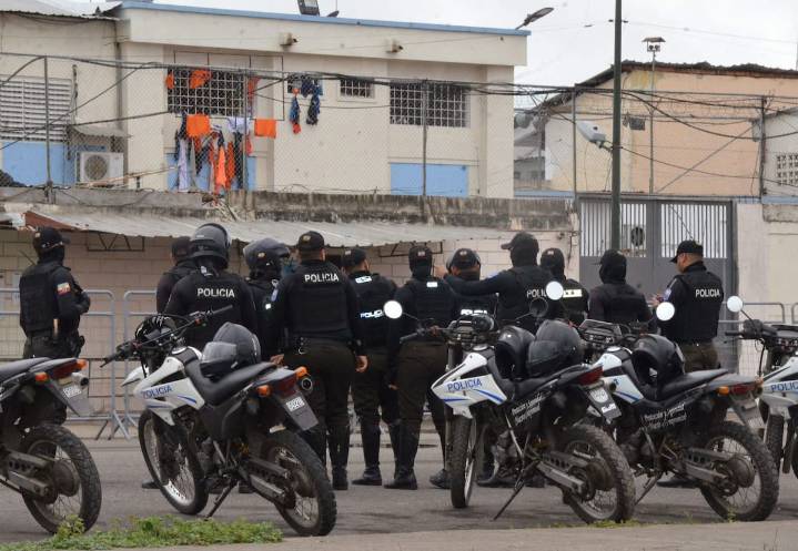 “Soy policía, no dispare por favor”. Masacre en una cárcel de Ecuador: un choque entre bandas deja 14 muertos y varios prófugos