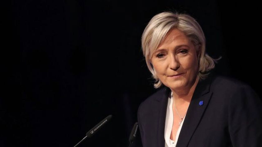 Ventaja de extrema derecha francesa en sondeo de presidenciales 2027