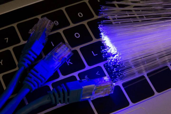 Internet: creció la cantidad de usuarios con fibra óptica y la velocidad de conexión en los hogares
