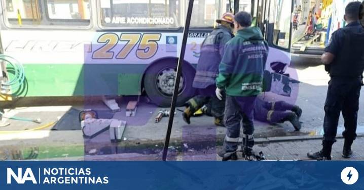 Ensenada: un motociclista quedó atrapado debajo de un colectivo y fue rescatado por bomberos