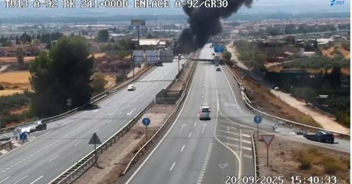 Arde un autobús con un equipo de fútbol en Granada