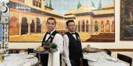Trucos y secretos de los mozos del restorán porteño más antiguo: cómo mejoran la propina y qué pasa si un plato vuelve a la cocina