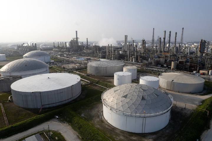 Oil Set For Big Weekly Gain As Pressure On Russia Intensifies