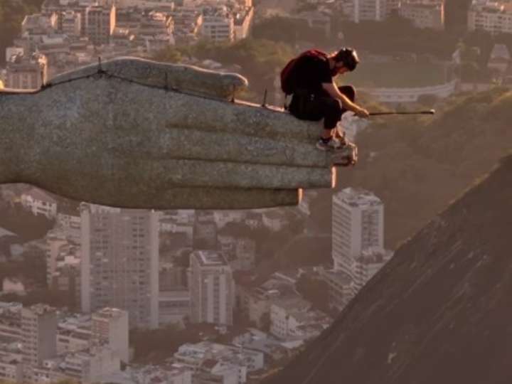 Locura en Río de Janeiro: dos personas saltaron en paracaídas desde el Cristo Redentor