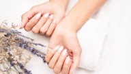 8 uñas almendra elegantes que no son las típicas uñas francesas