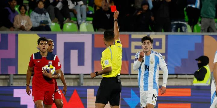 Una roja y un penal no sancionado: los dos groseros errores del árbitro que perjudicaron a Argentina en su debut en el Mundial Sub 20