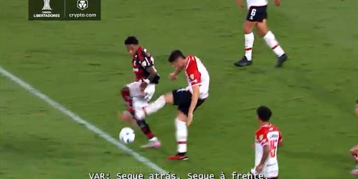 Furia en Flamengo por la expulsión de Gonzalo Plata ante Estudiantes: el audio del VAR en la polémica de la Copa Libertadores