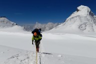 Cumbre en el Himalaya. Una pared en 80 grados, un hombre caído en una grieta y otros desafíos del exitoso hito del Ejército