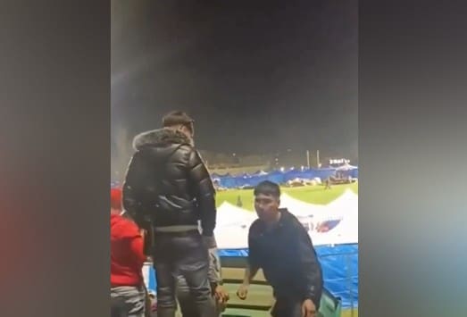 VIDEO. La peor broma: sujetos dan vuelta baño químico en fonda de Quintero con una persona dentro