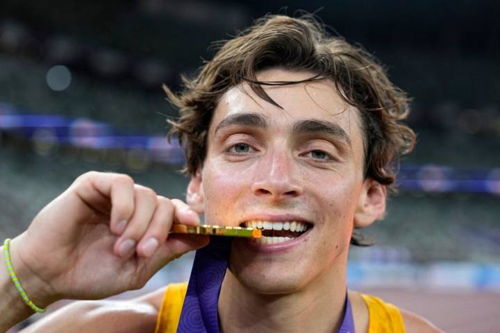 Mondo Duplantis breaks world record again, wins gold at World Championships