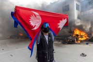 VIDEO: dimitió el primer ministro de Nepal cuando miles de manifestantes quemaron su casa