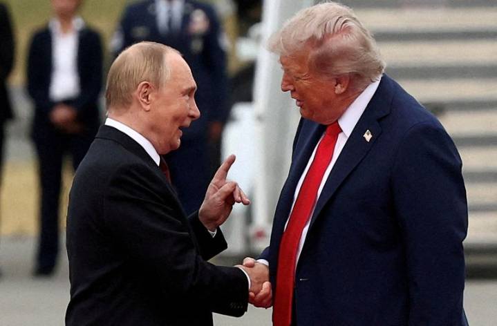 Trump admin gives China 'free pass' on Russian LNG, Democratic senators say