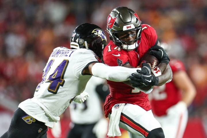 Deadspin | Bucs' Baker Mayfield, Chris Godwin, Tristan Wirfs active vs. Eagles