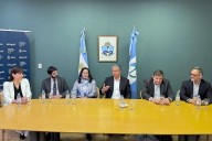 Becas Gregorio Álvarez: Figueroa entregó notebooks a neuquinos que estudian en Buenos Aires y La Plata