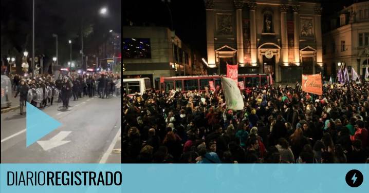 Repudio en redes: la policía de la Ciudad intentó desalojar la protesta por el triple femicidio, la gente los echó pero volvió, reprimió y detuvo manifestantes