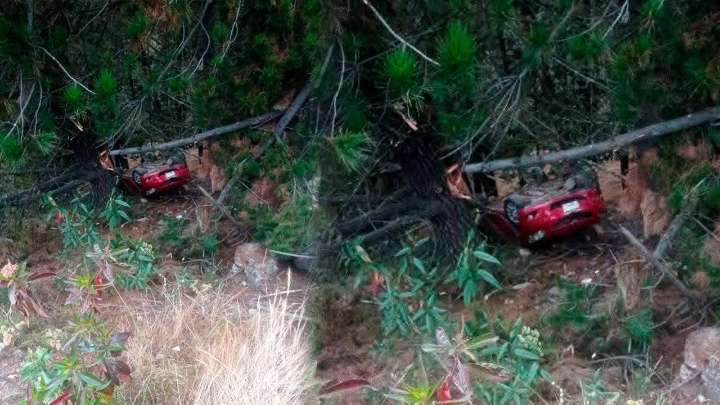 Ocupantes de auto colectivero salvan de morir tras sufrir un despiste