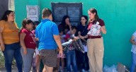 Entrega Jael Argüelles útiles escolares en la colonia Flores Magón