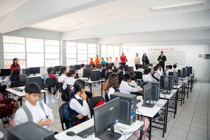 Alcaldesa de Castaños impulsa charlas de salud mental en secundarias