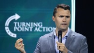 Muere Charlie Kirk, activista afín a Trump, tras recibir disparo durante un evento universitario en Utah