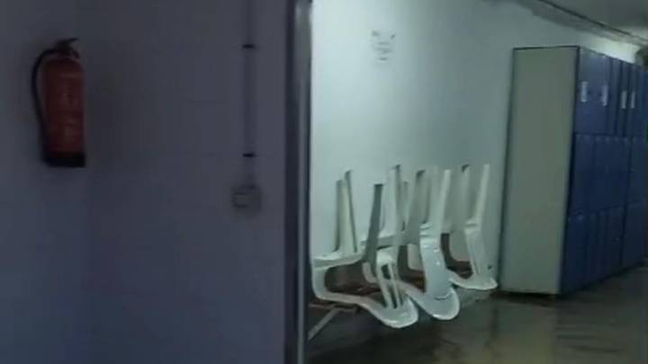 Los trabajadores de los balnearios de Las Canteras no pueden más: "Humedades, plagas de bichos, peleas con los indigentes y tenemos que achicar agua con heces y orines"