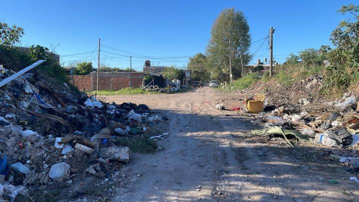 Vecinos de Los Hornos denuncian desidia e inseguridad: reclamo por basural histórico y robos