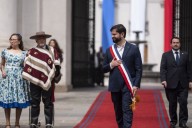 FOTOS. Posó con uniformados, funcionarios y ministros: Presidente Boric lidera esquinazo por Fiestas Patrias en La Moneda