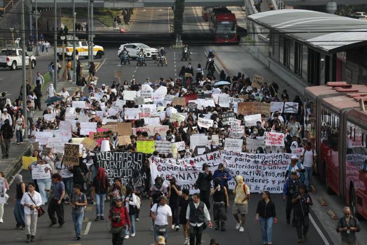 Con velas y pancartas, estudiantes marchan por la paz en la UNAM