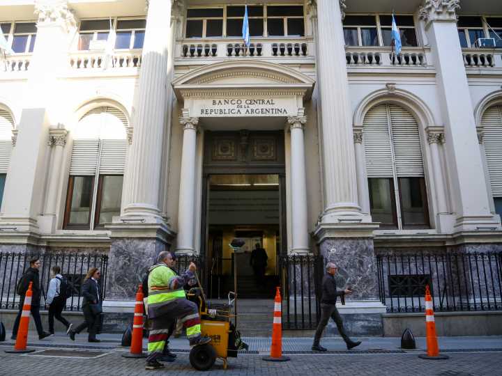 Tras la baja del dólar, el Banco Central recorta de 35 a 25% las tasas de interés