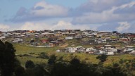 Montes y Cordero se reunieron con dueños del terreno "megatomado" en San Antonio