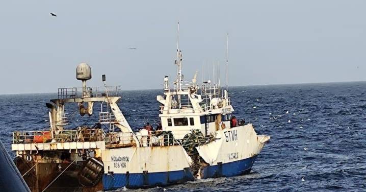Rescatados los dos tripulantes gallegos del pesquero hundido en Mauritania