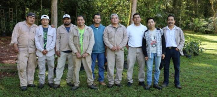 Los jardineros:  guardianes verdes de la biodiversidad